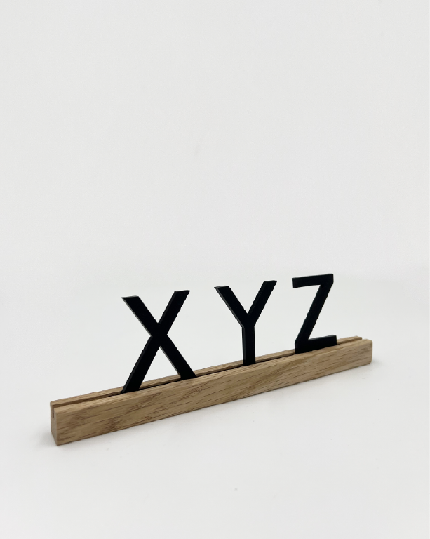 Buchstabe aus Acryl mit Steg für Holzleiste