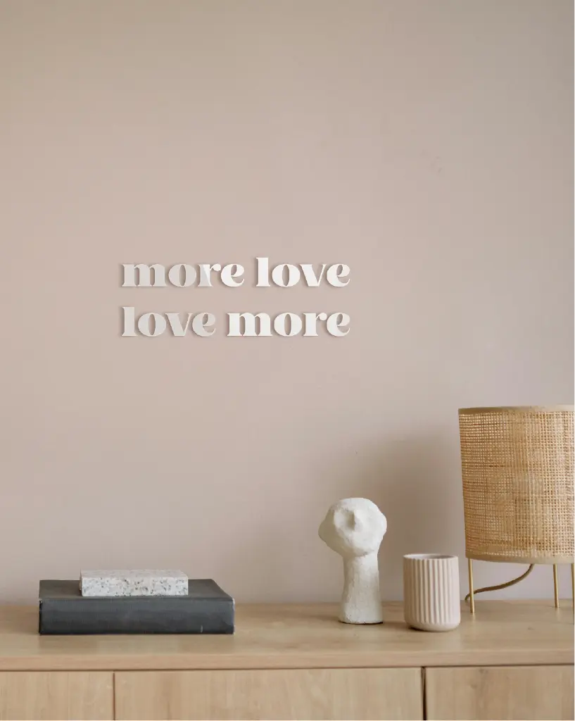 More Love Acryl-Schriftzug