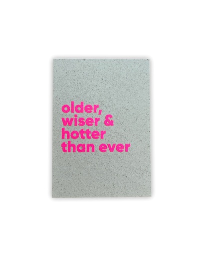 Older, Wiser & Hotter Than Ever Neon Postkarte Graskarton